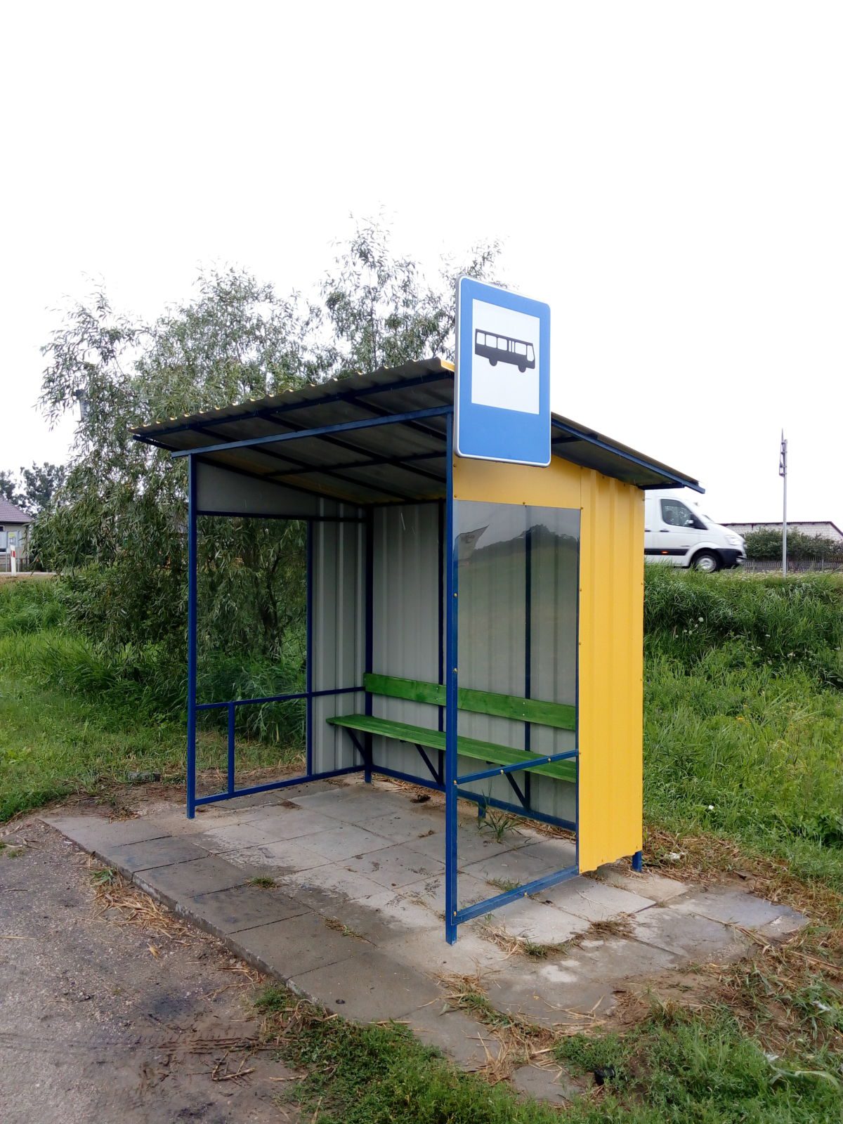 Nowe wiaty przystankowe