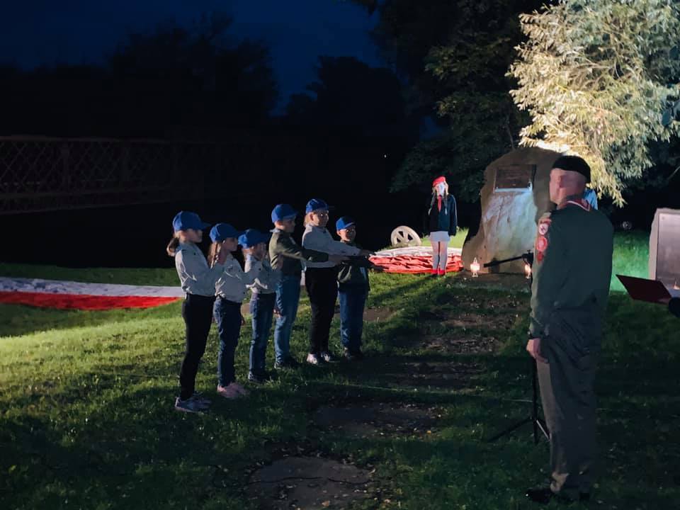 Capstrzyk pod pomnikiem w Witkowicach w hołdzie bohaterom Bitwy nad Bzurą
