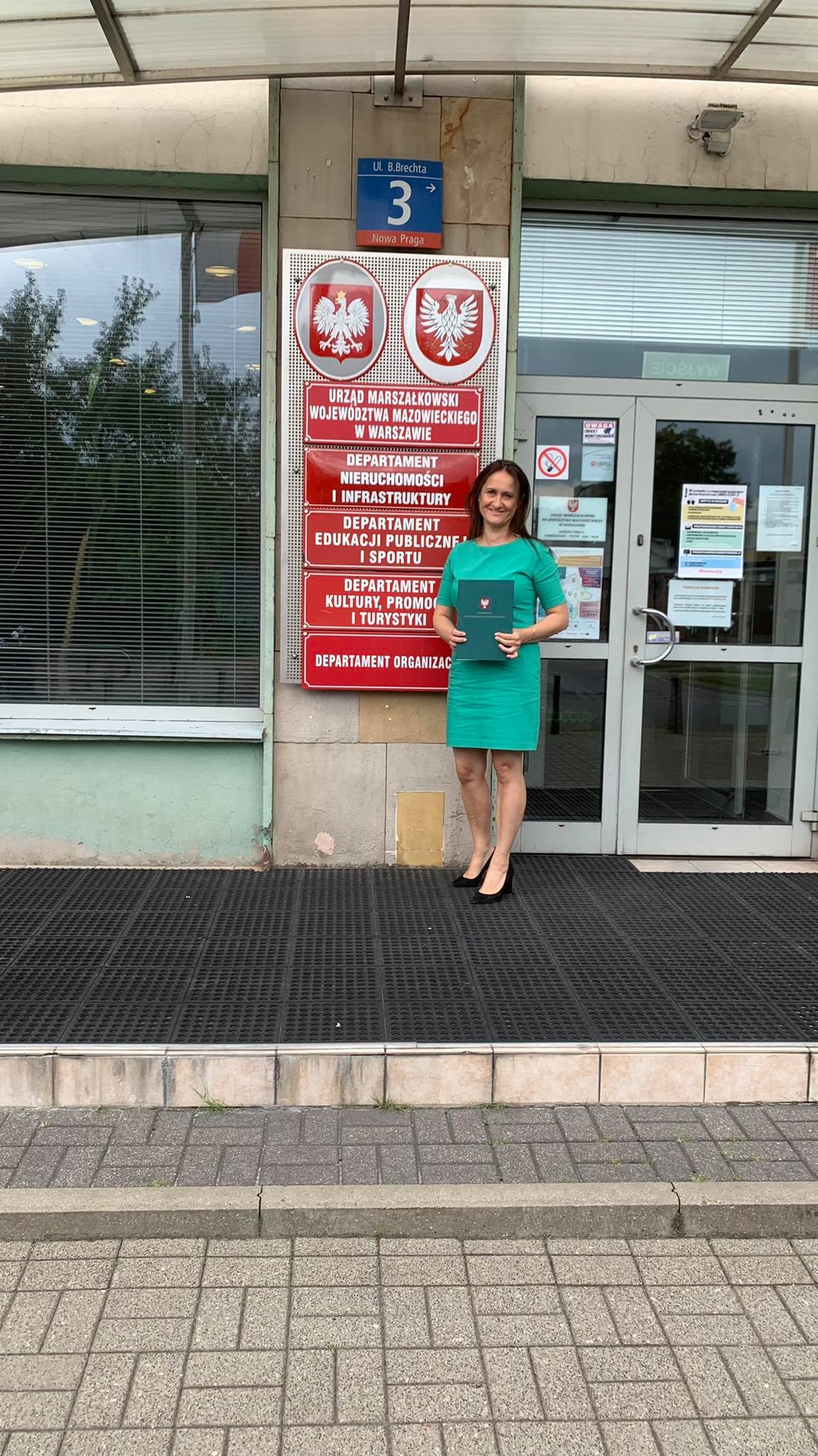 Podpisano umowę na budowę wielofunkcyjnego boiska przy SP w Kamionie