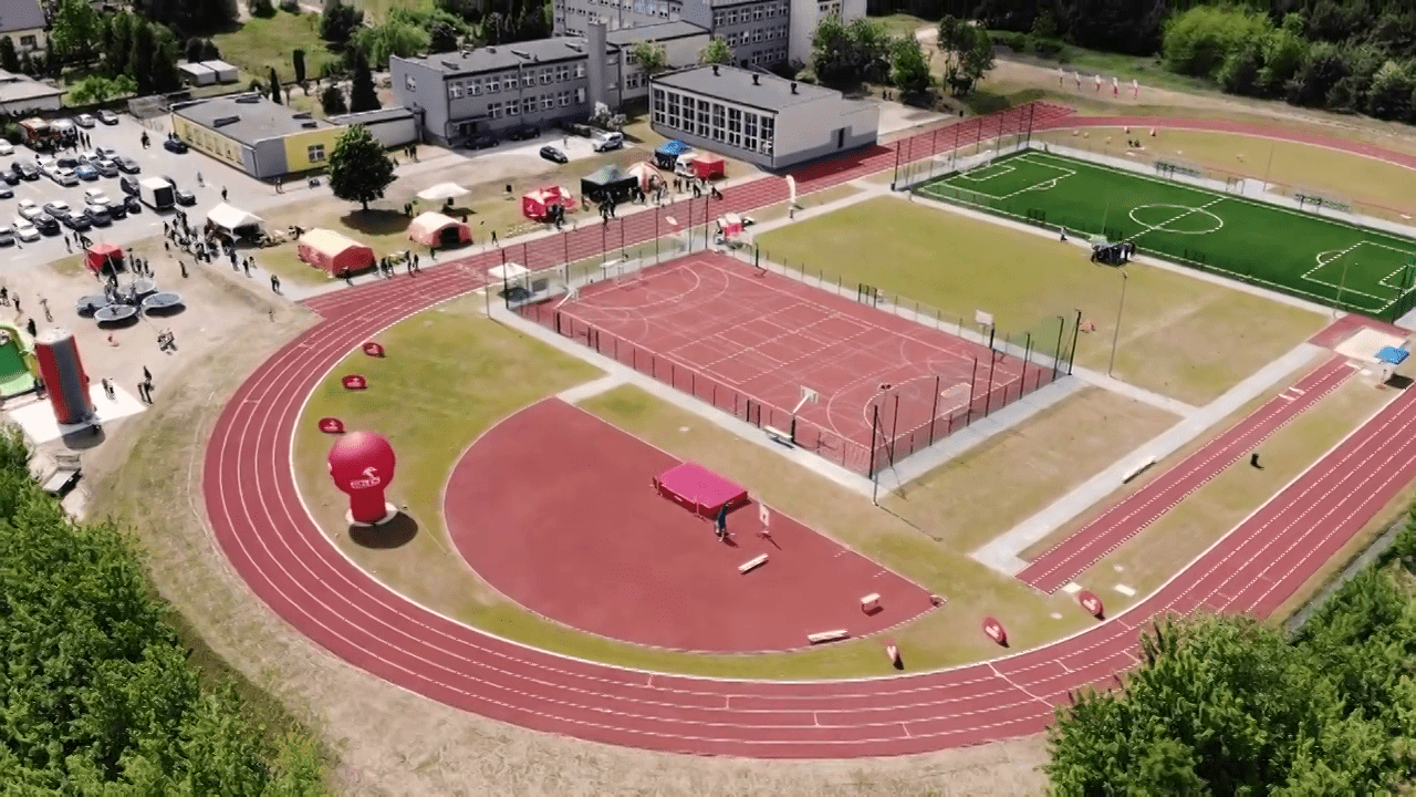 zdjęcie przedstawia widok z lotu ptaka na kompleks lekkoatletyczny przy Szkole Podstawowej w Młodzieszynie
