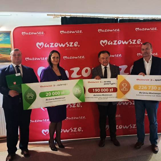 Pani Wójt stawia pieczęć na czterech umowach   