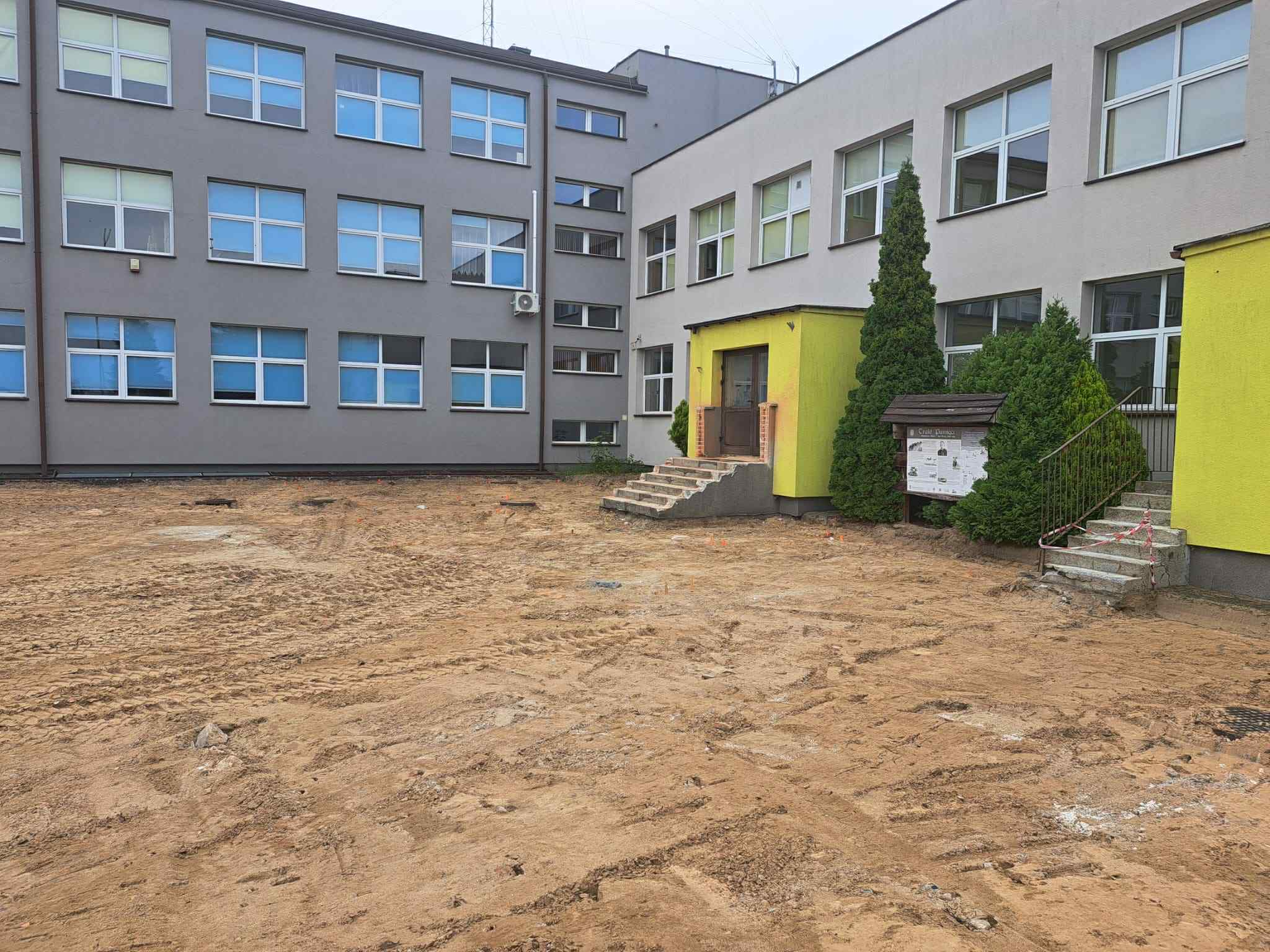 Budowa pochylni dla osób niepełnosprawnych przy SP w Młodzieszynie